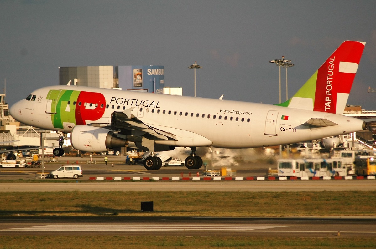 CS-TTI (933) 1998 Airbus A319-111