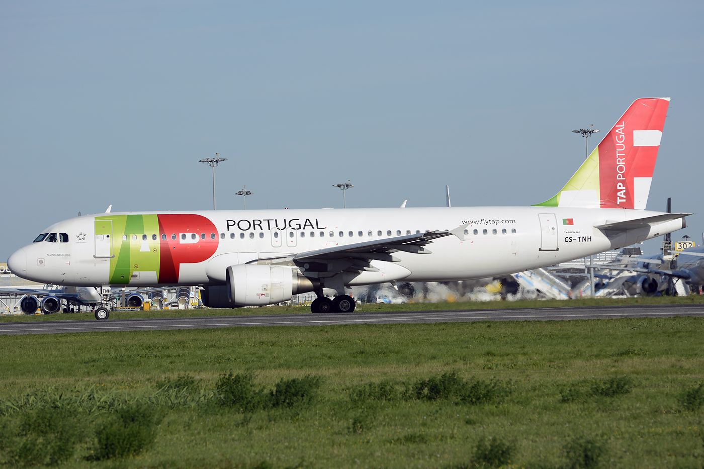 CS-TNH (960) 1999 Airbus A320-214