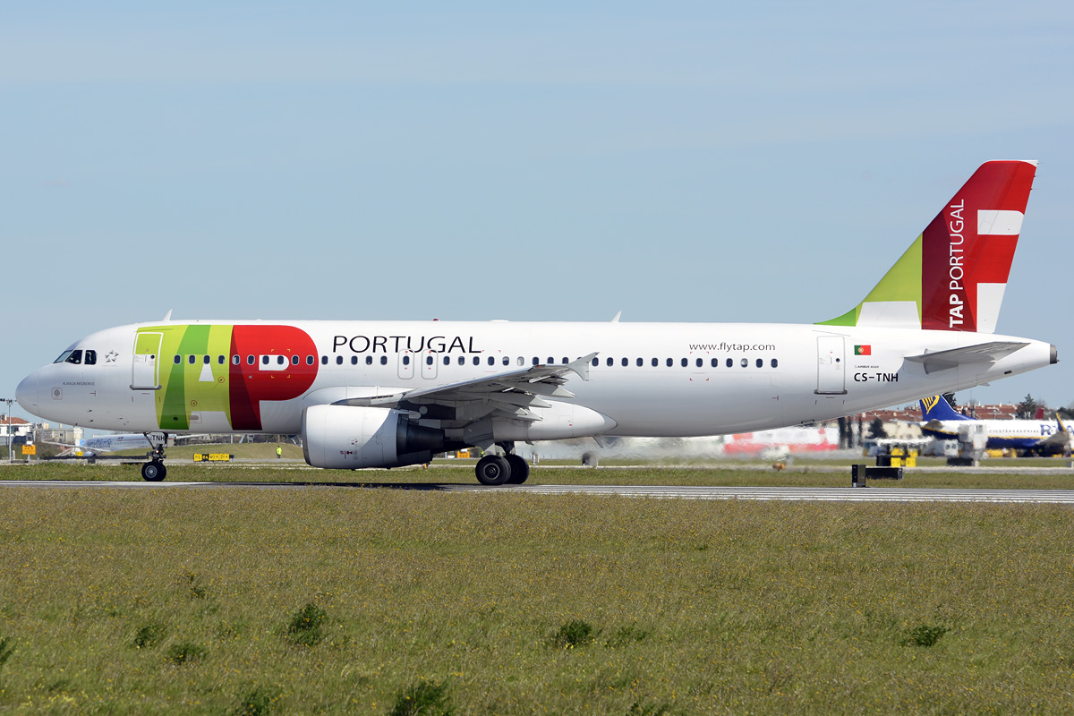 CS-TNH (960) 1999 Airbus A320-214
