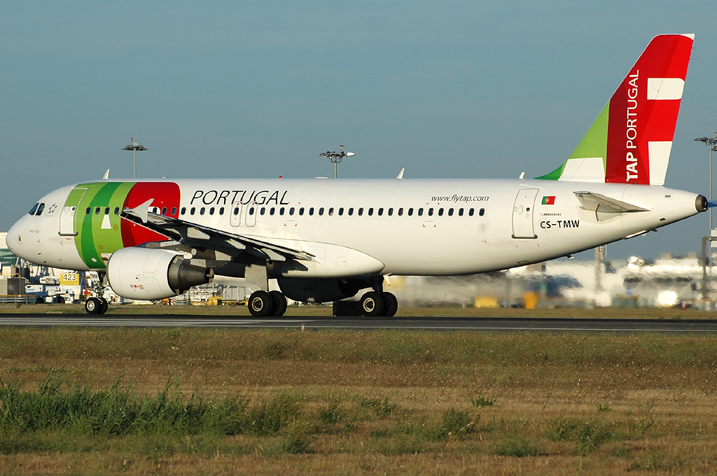 CS-TMW (1667) 2001 Airbus A320-214