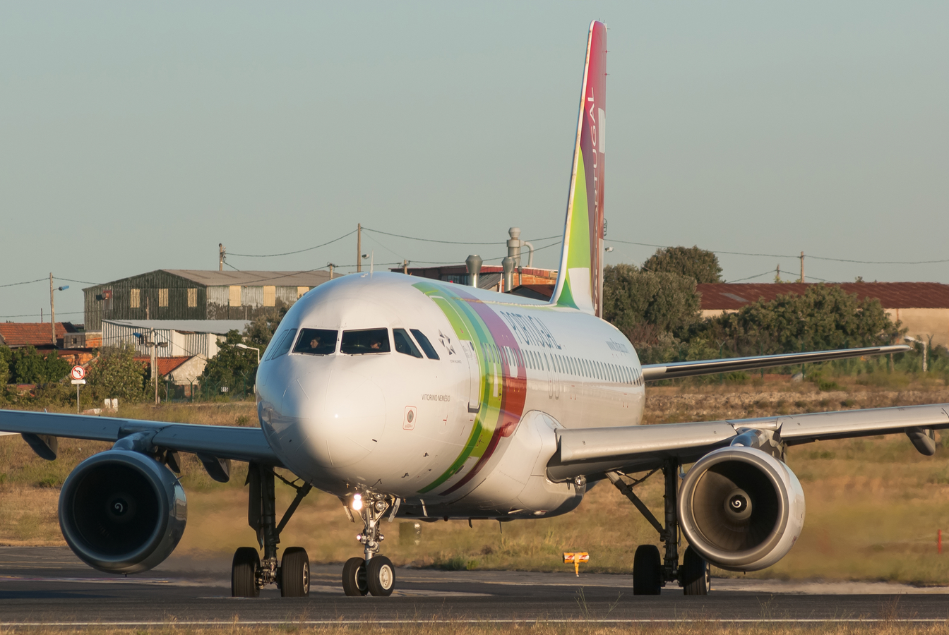 CS-TNL · Airbus A320-214 · (LIS / LPPT)