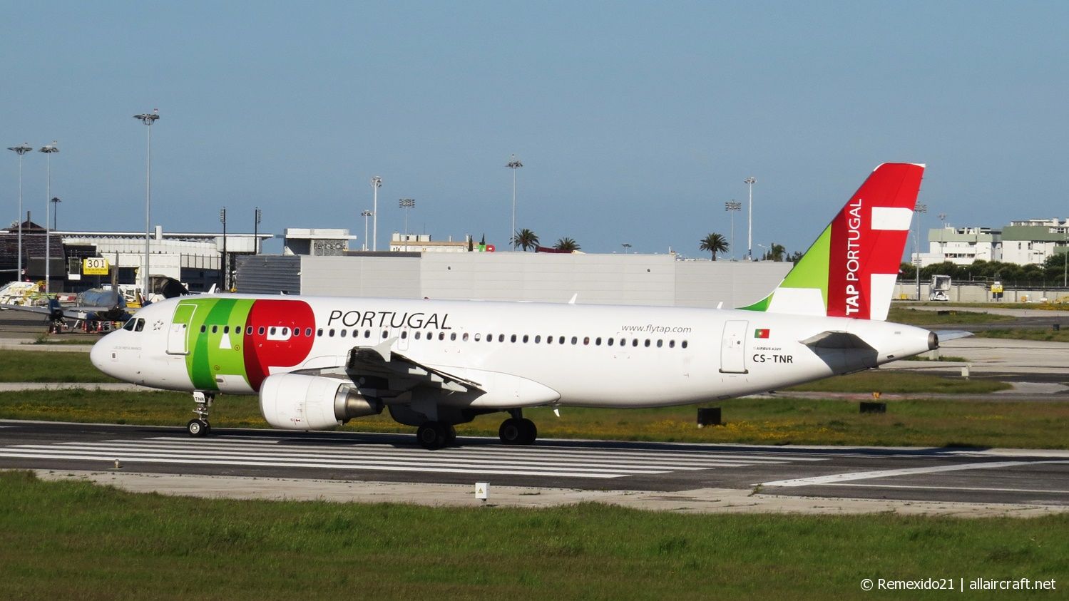 CS-TNR (3883) 2009 Airbus A320-214