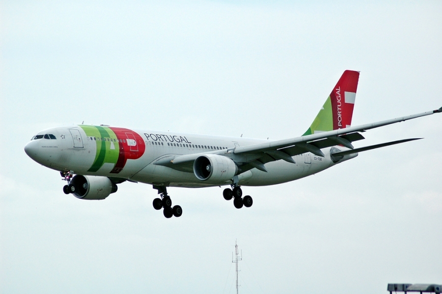 CS-TOE (305) 1999 Airbus A330-223
