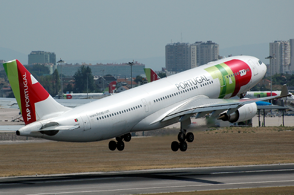 CS-TON (904) 2008 Airbus A330-202