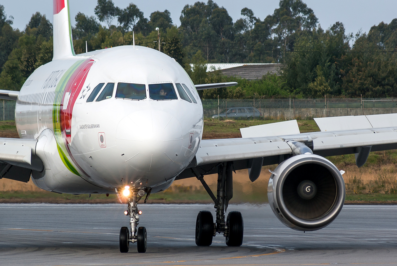 CS-TTF (837) 1998 Airbus A319-111
