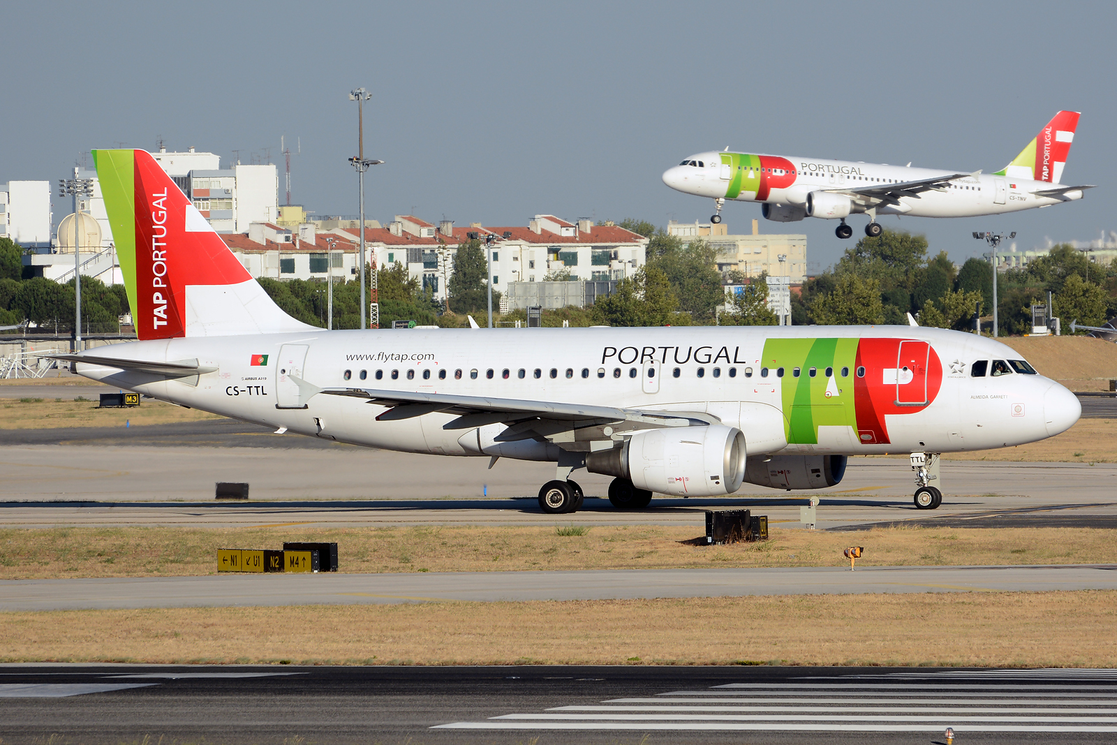 CS-TTL (1100) 1999 Airbus A319-111