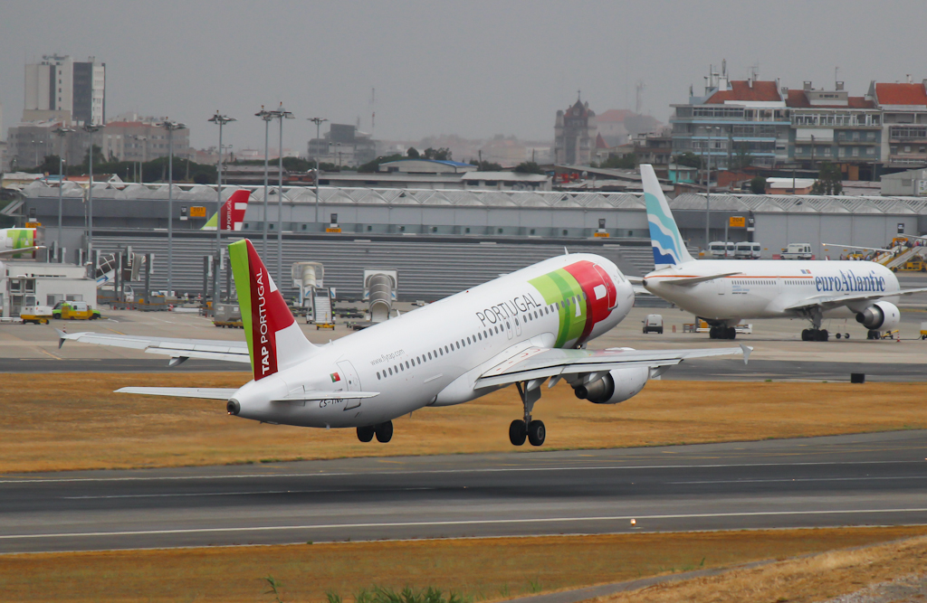CS-TNJ (1181) 2000 Airbus A320-214