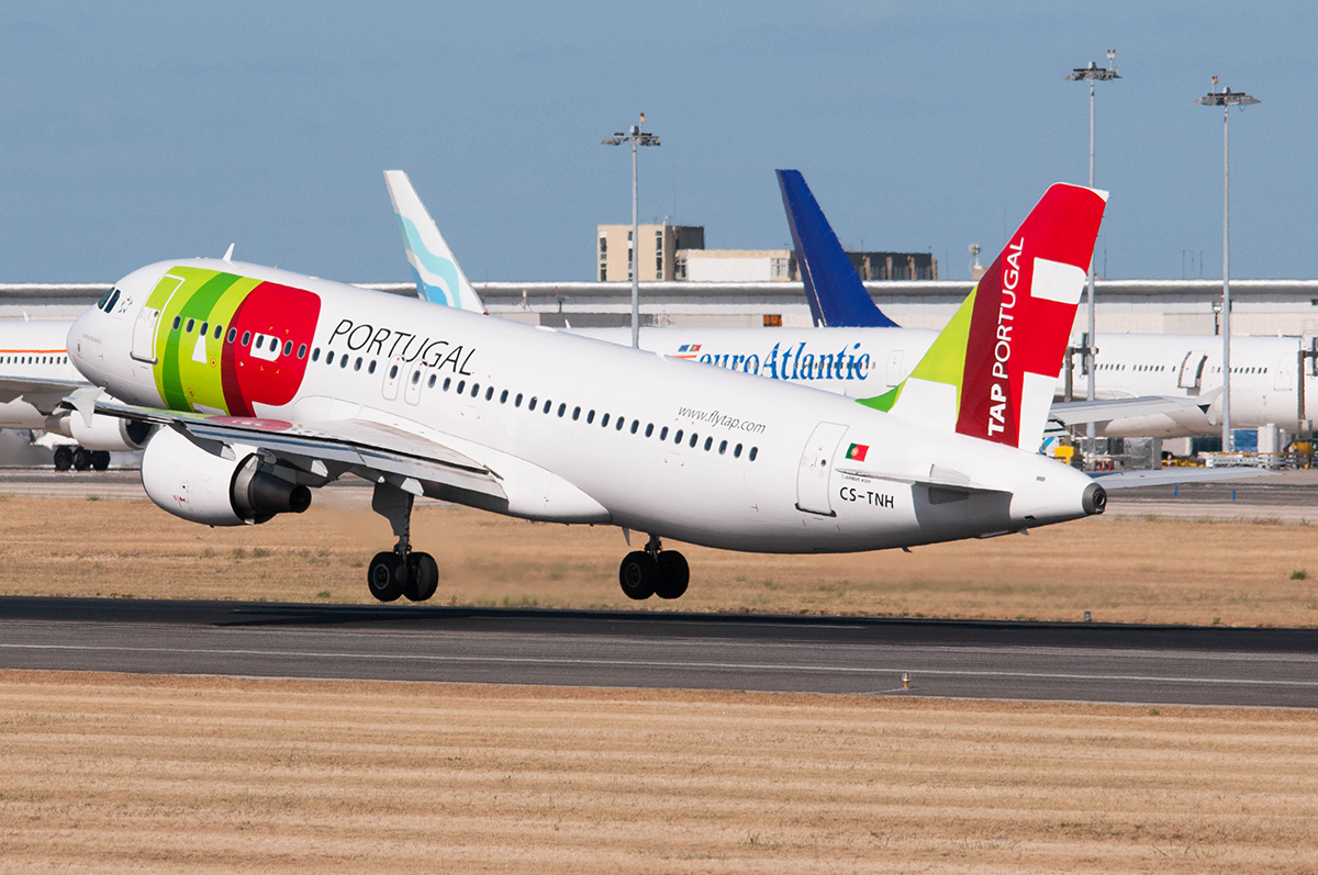 CS-TNH (960) 1999 Airbus A320-214