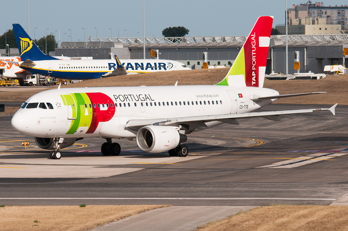 CS-TTE (821) 1998 Airbus A319-111