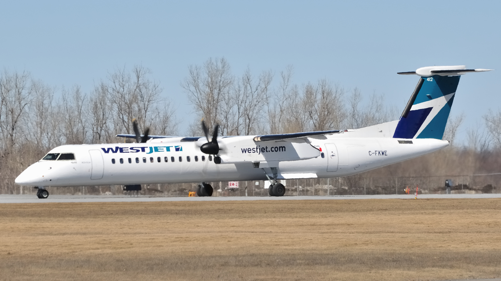 C-FKWE (4467) 2014 Bombardier Dash 8-Q402