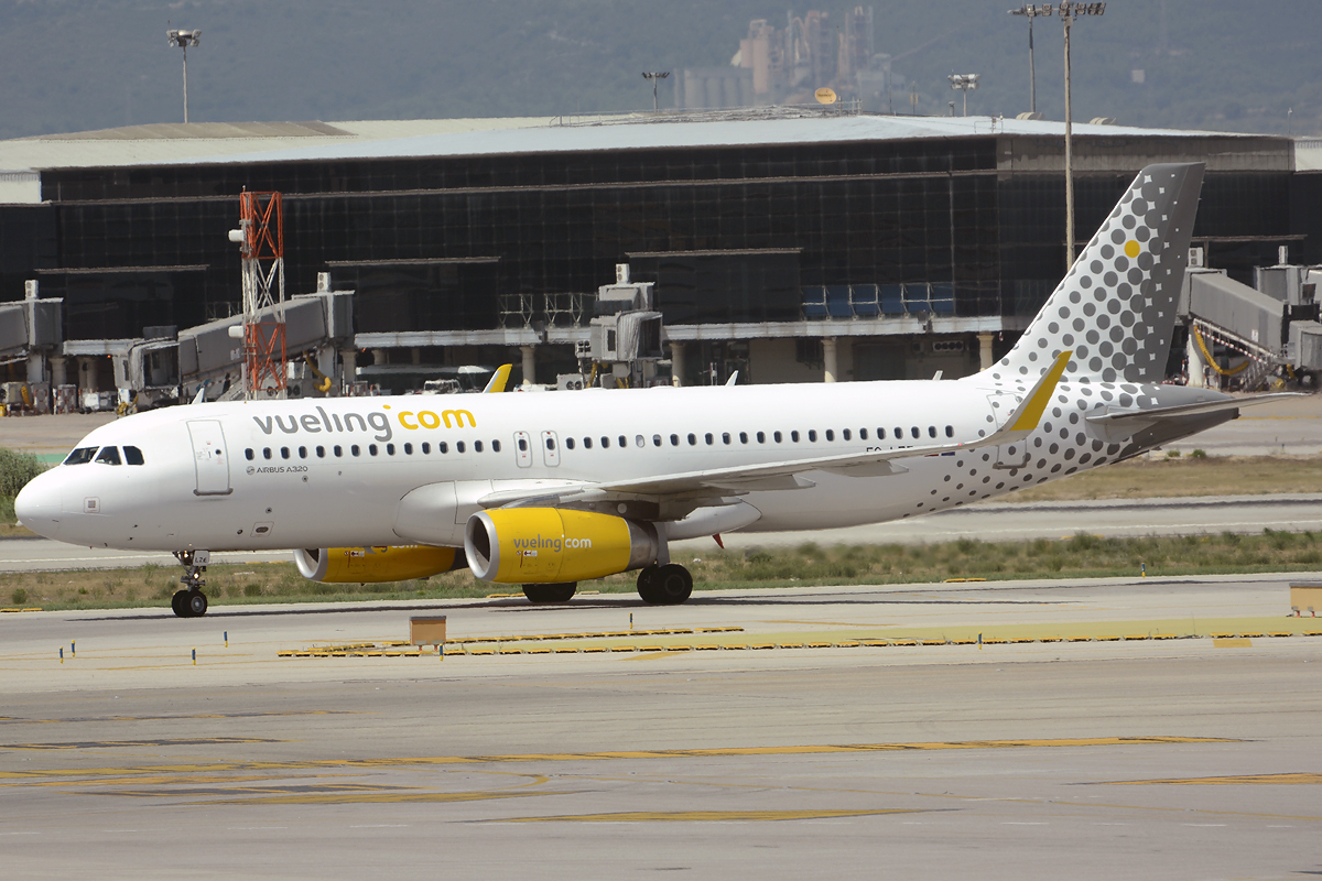 EC-LZE (5885) 2013 Airbus A320-232(WL)