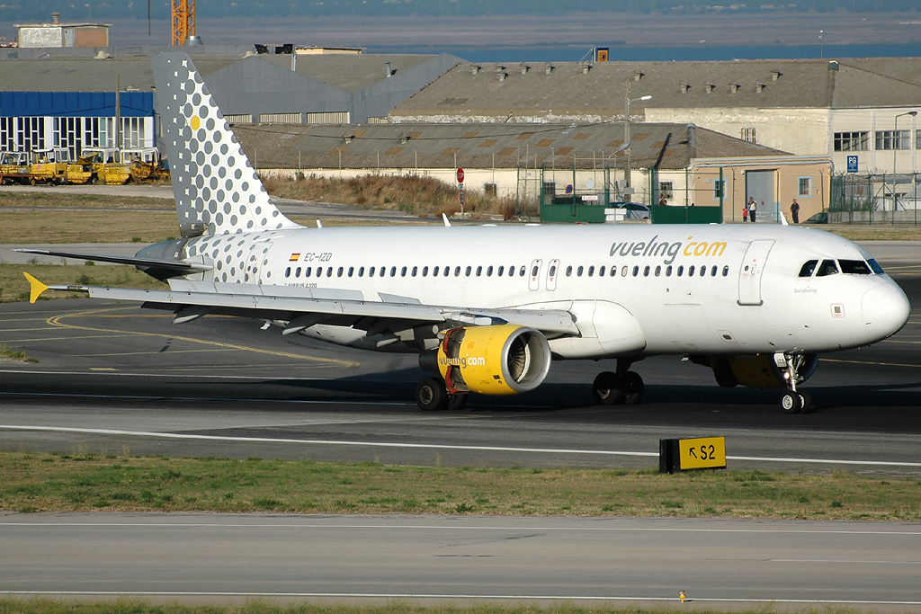 EC-IZD (2207) 2004 Airbus A320-214
