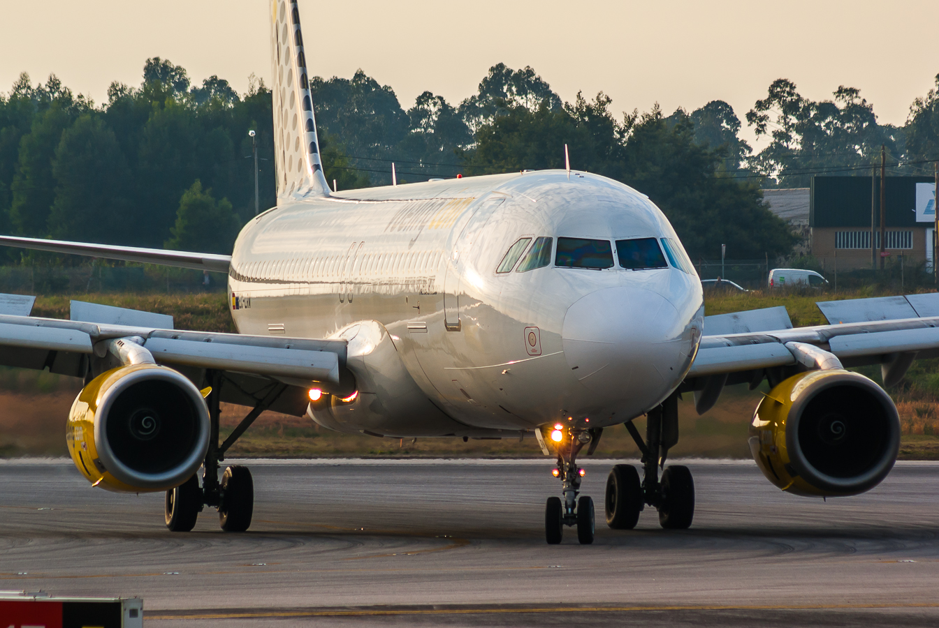 EC-LRM (1349) 2000 Airbus A320-232