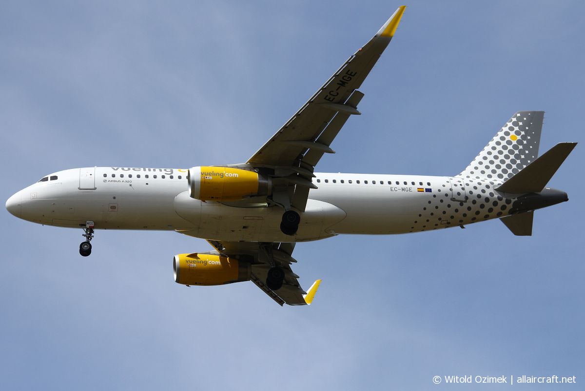 EC-MGE (6607) 2015 Airbus A320-232(WL)