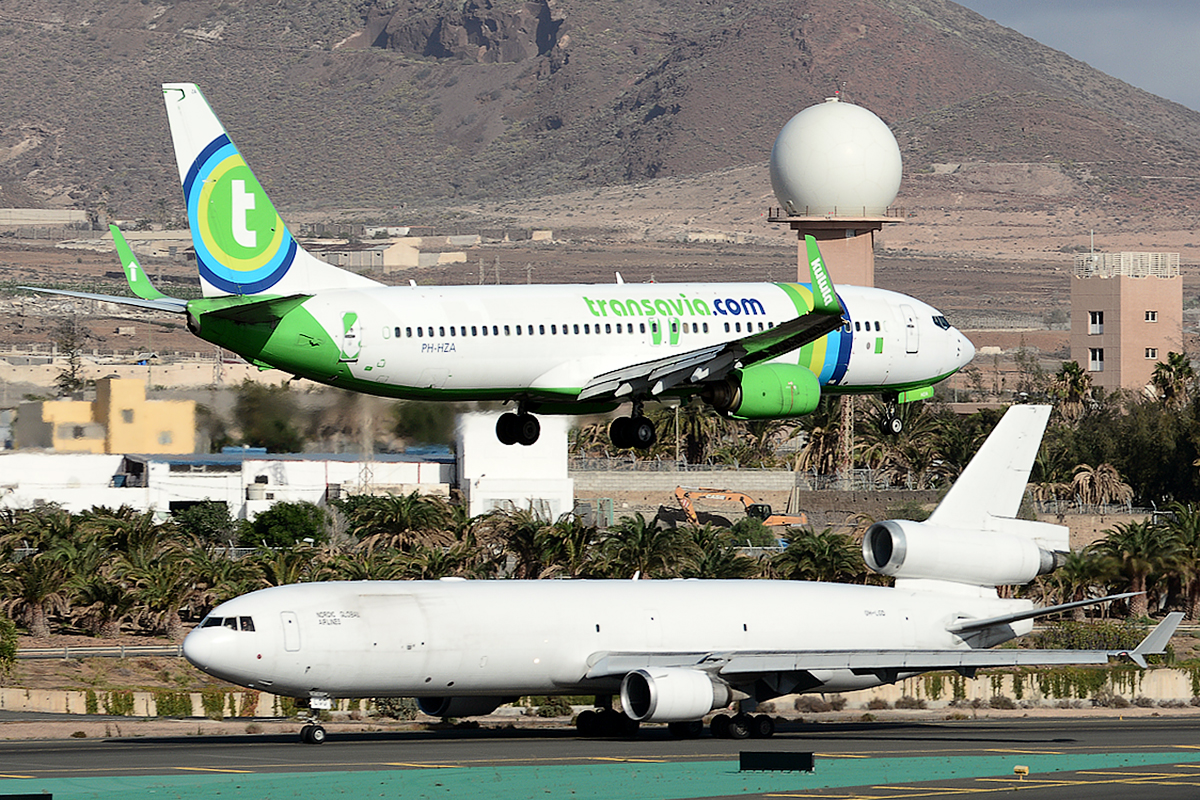 PH-HZA (28373) 1998 Boeing 737-8K2(WL)