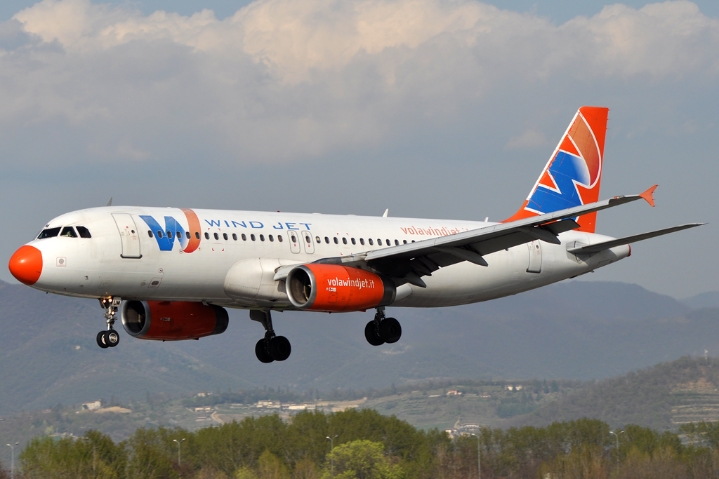 EI-CUM · Airbus A320-232 · (BGY / LIME)