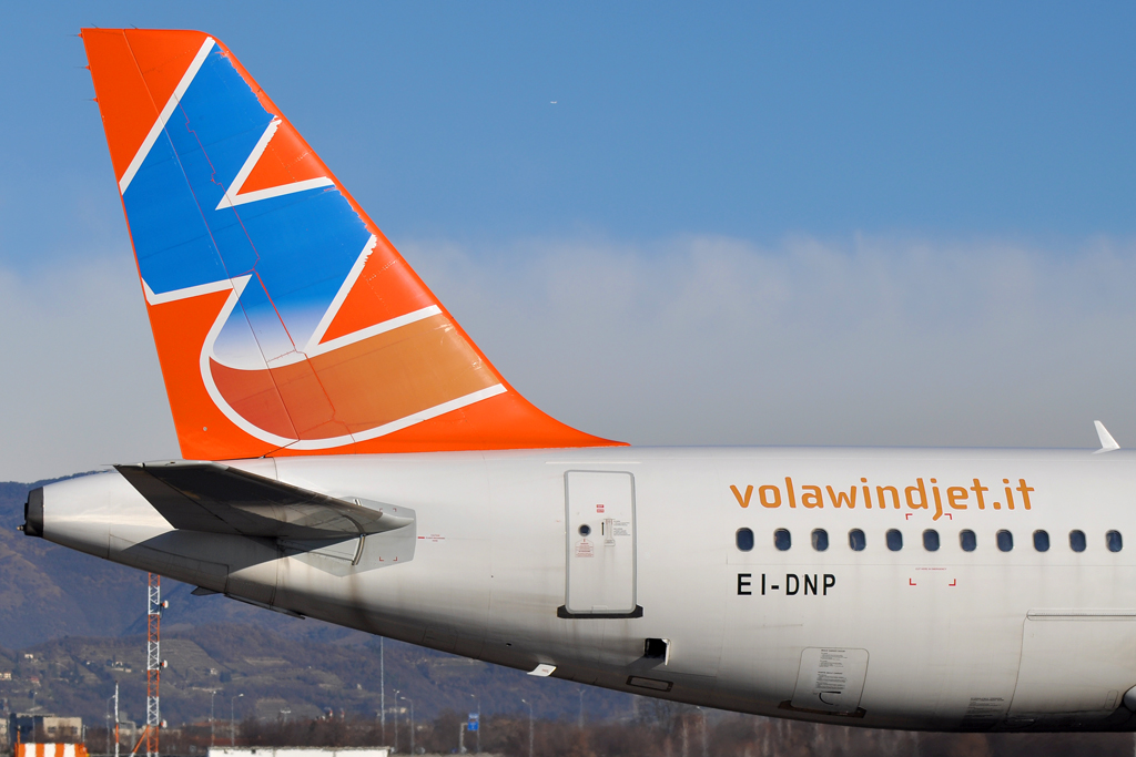 EI-DNP (421) 1993 Airbus A320-212