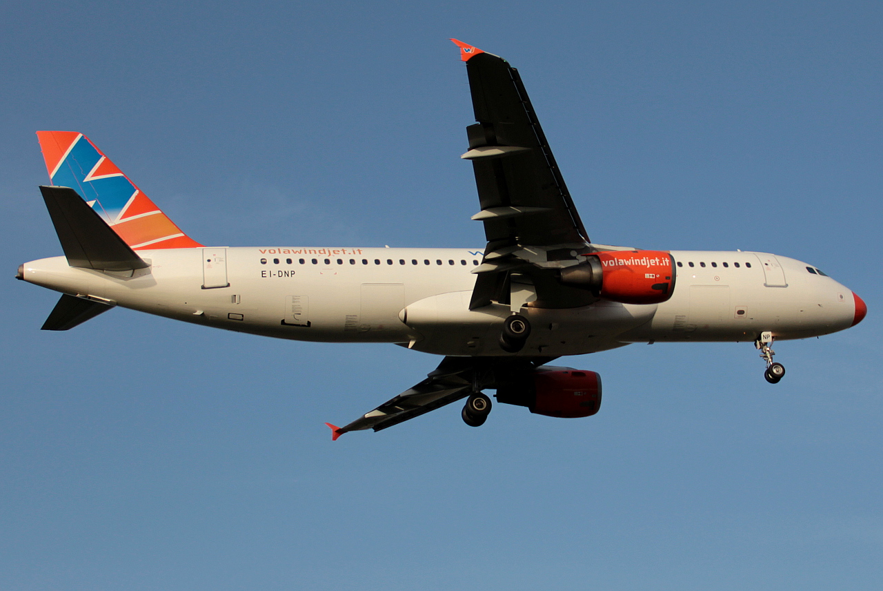 EI-DNP (421) 1993 Airbus A320-212