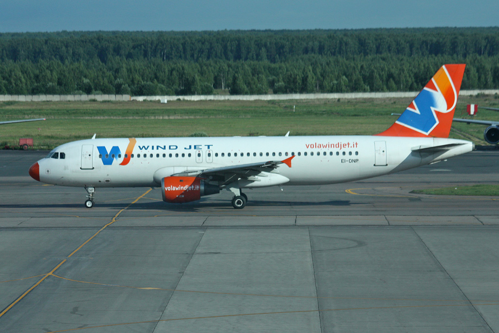 EI-DNP (421) 1993 Airbus A320-212