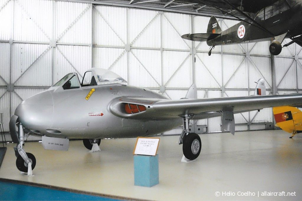 5801 (15072) DeHavilland DH-100 Vampire FB9