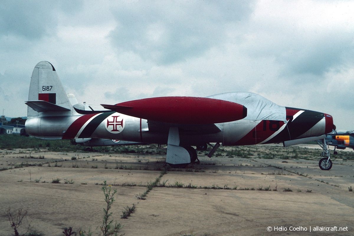 5187 (2042-381B) 1951 Republic F-84G Thunderjet