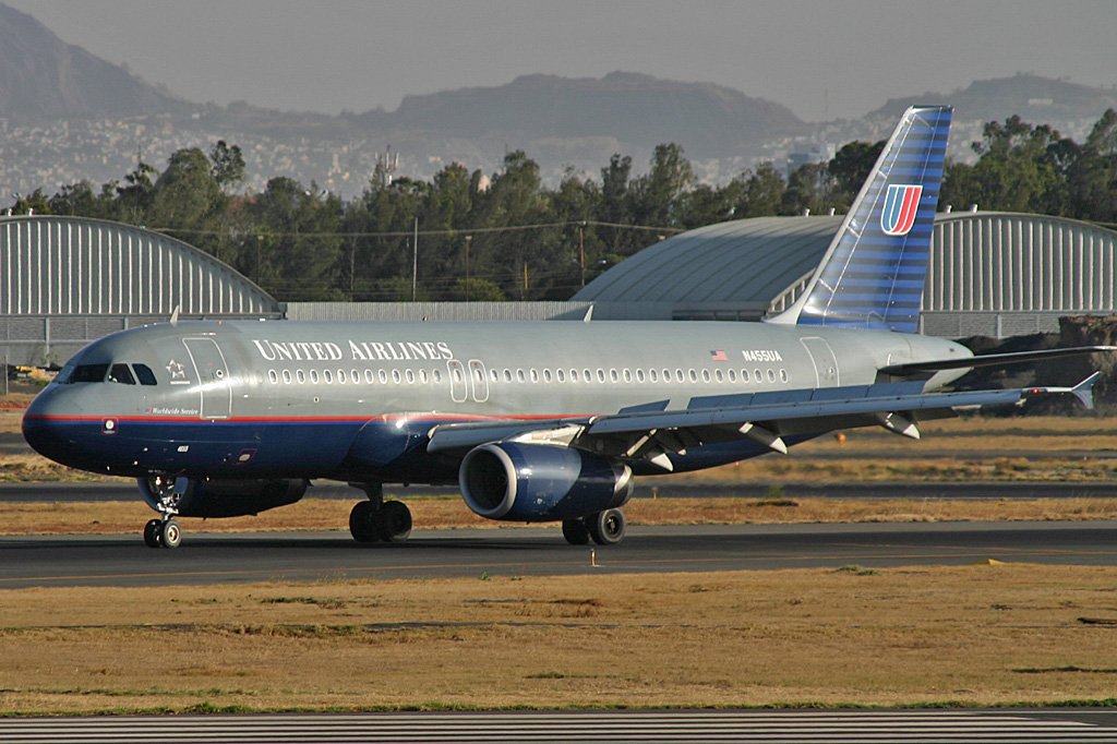 N455UA (1105) 1999 Airbus A320-232