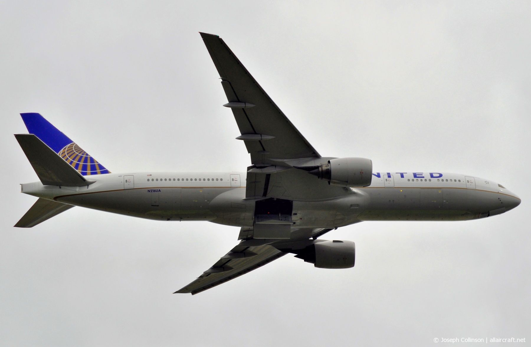 N216UA (30549) 2000 Boeing 777-222 ER
