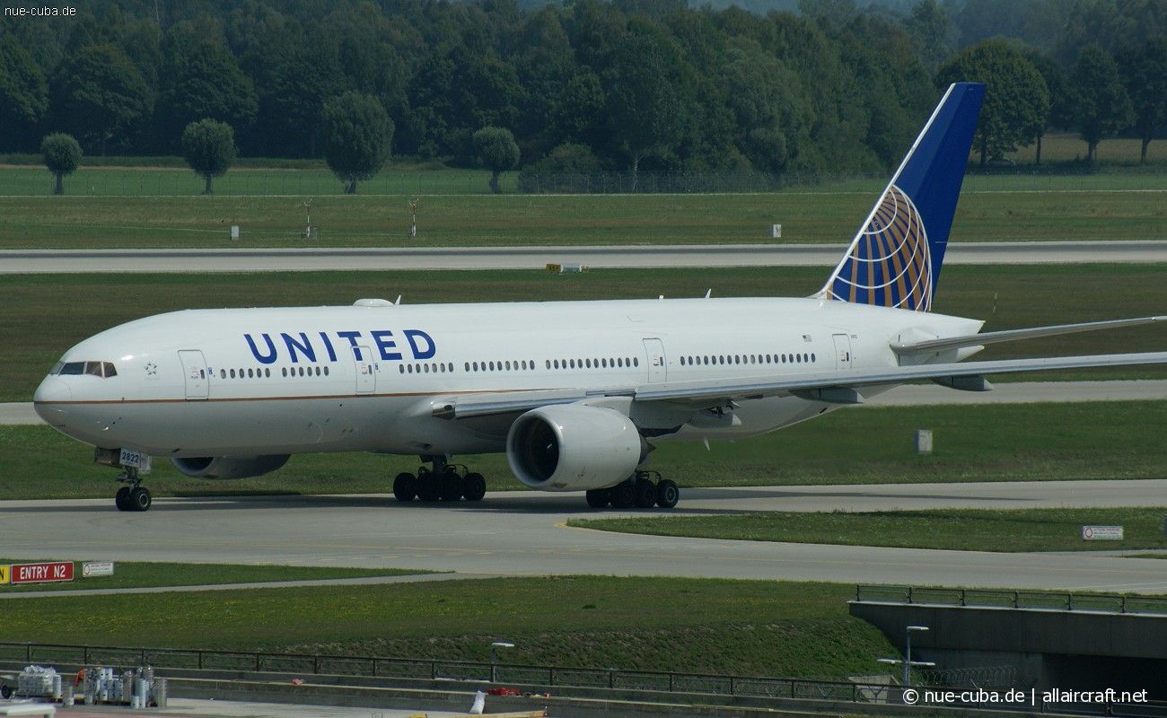 N222UA (30553) 2001 Boeing 777-222(ER)