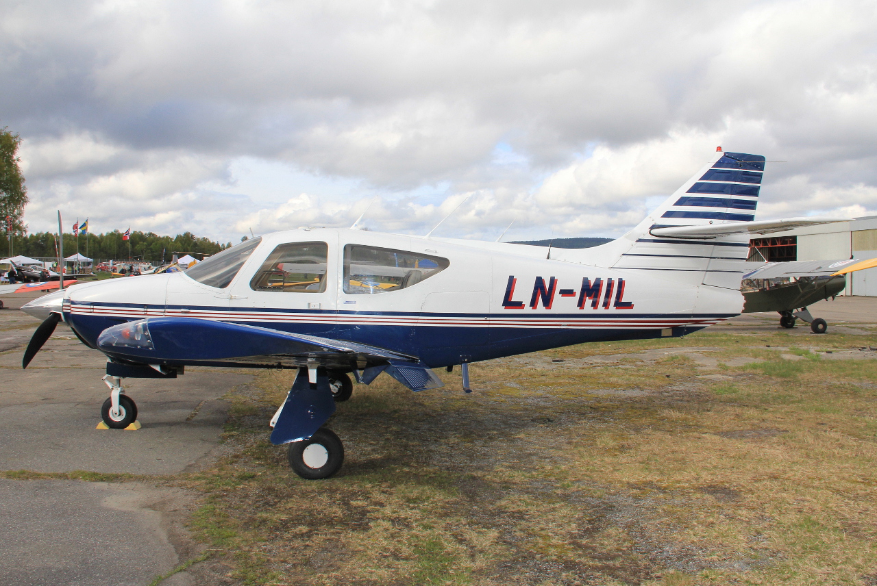 LN-MIL (452) Rockwell Commander 112
