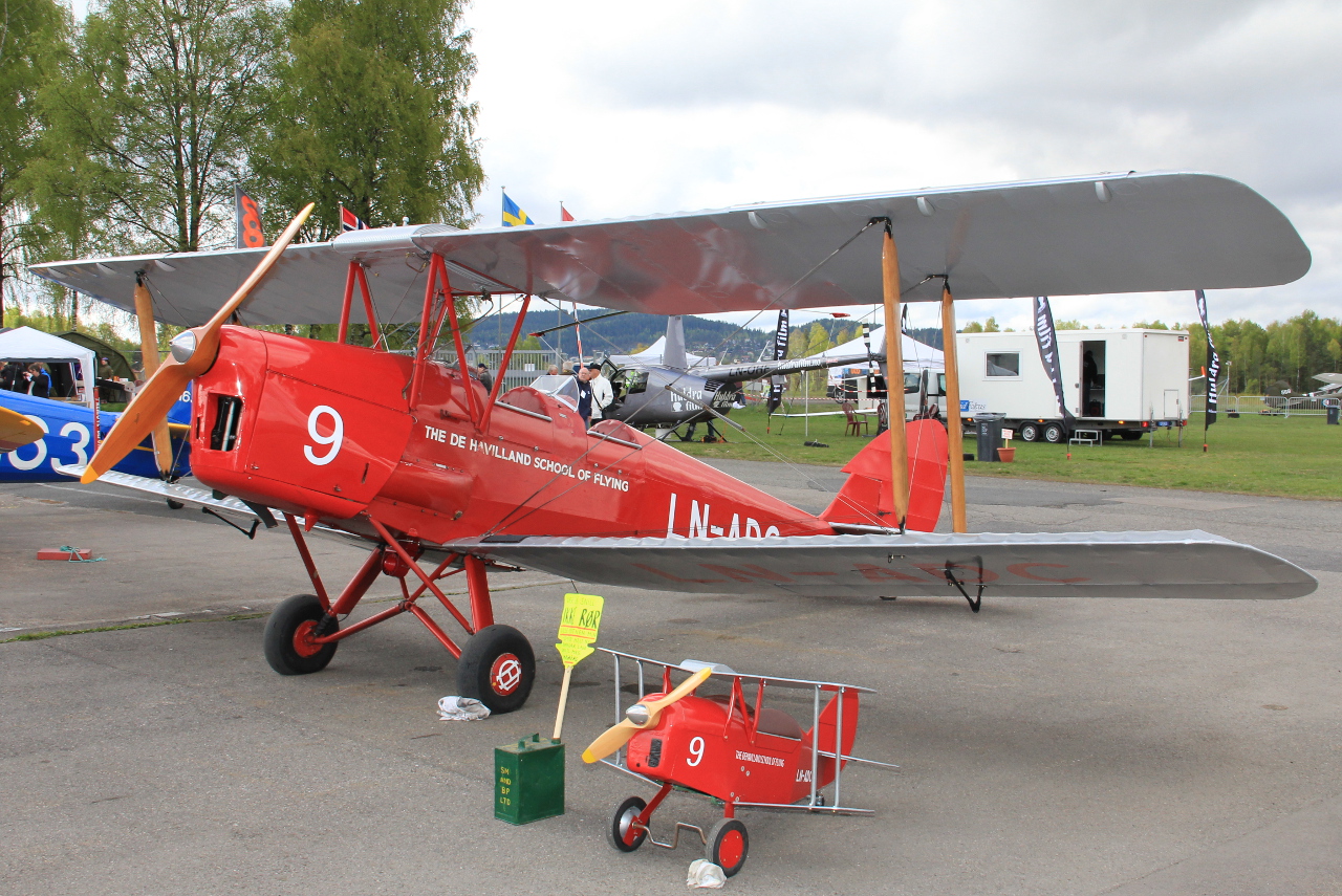 LN-ADC (3318) DeHavilland DH-82A Tiger Moth II