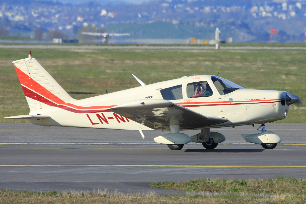 LN-NPT (28-22832) Piper PA-28-140 Cherokee