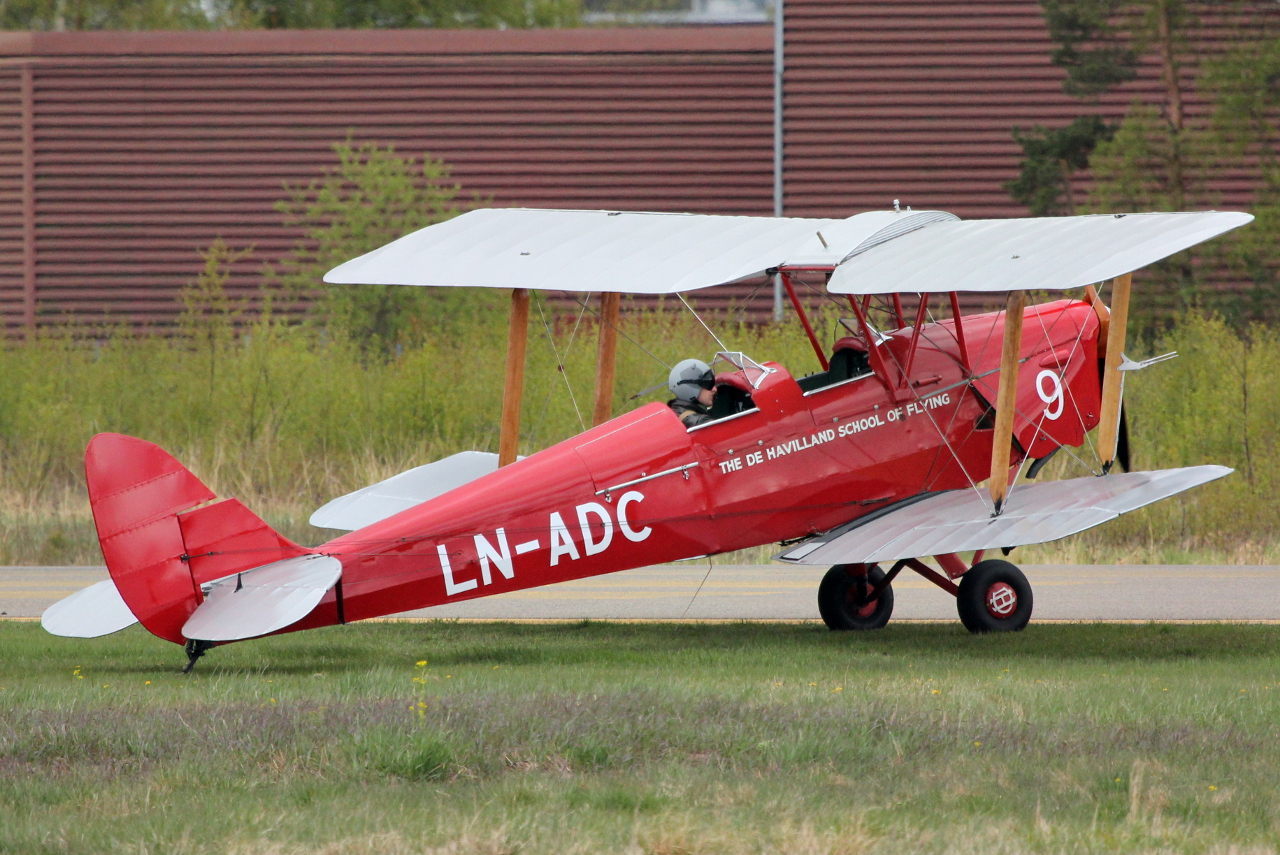 LN-ADC (3318) DeHavilland DH-82A Tiger Moth II