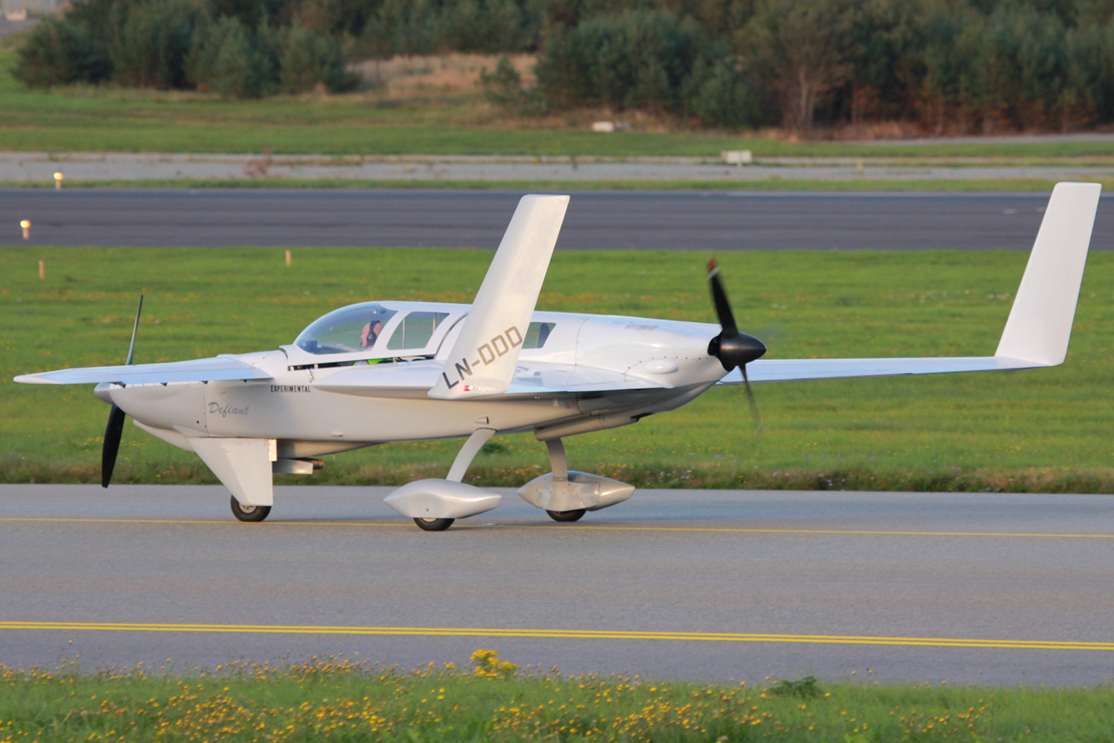 LN-DDD (0024B) Rutan 74 Defiant