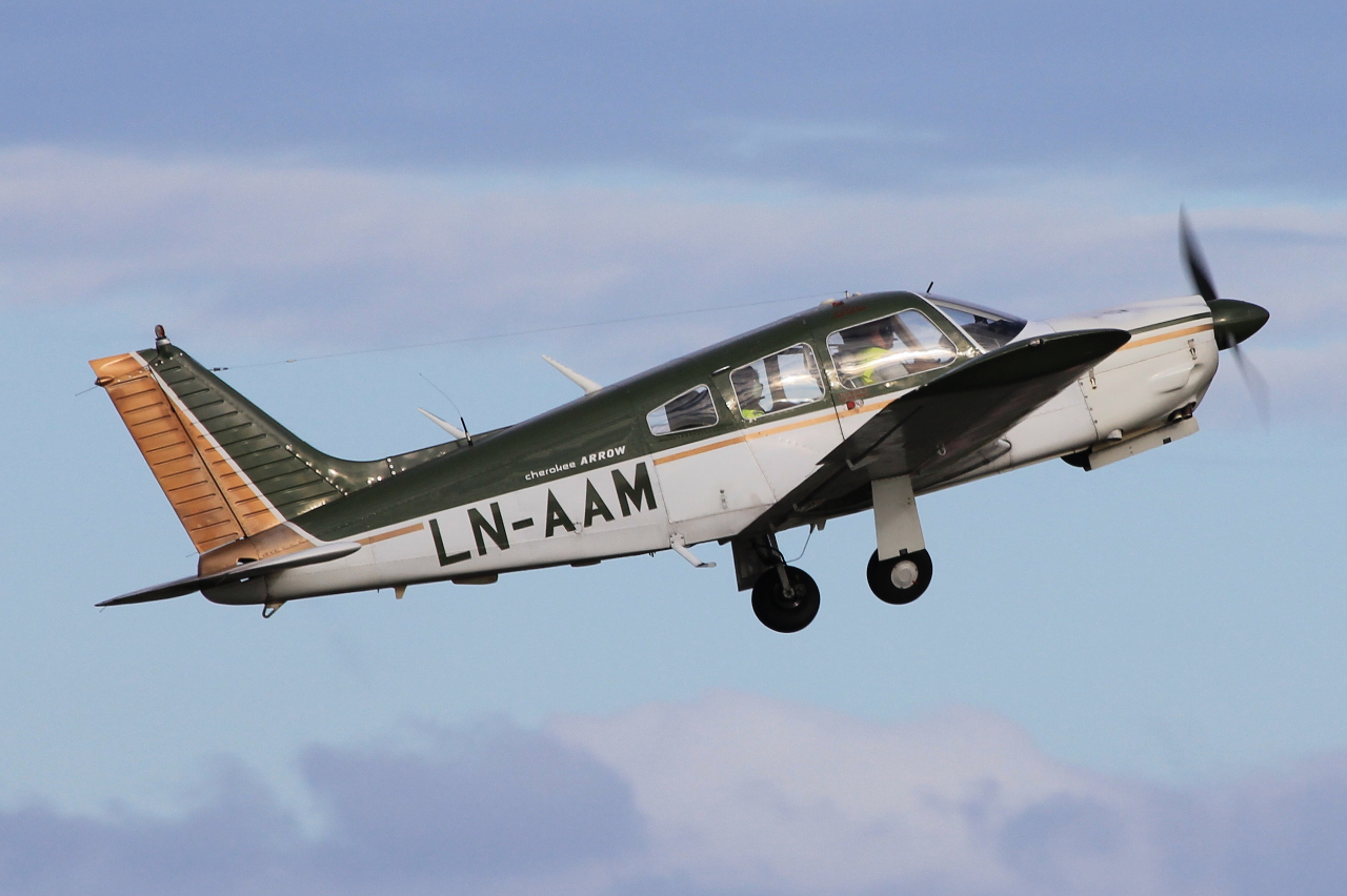 LN-AAM (28R-7435257) Piper PA-28R-200 Cherokee Arrow II