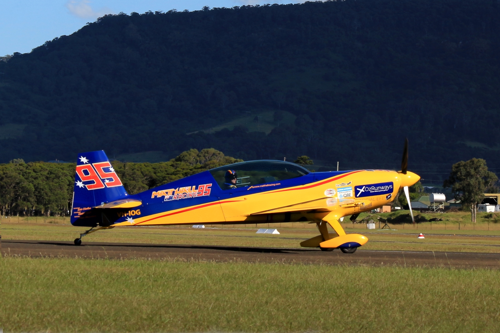 VH-IOG (100) 1999 Extra EA-300L