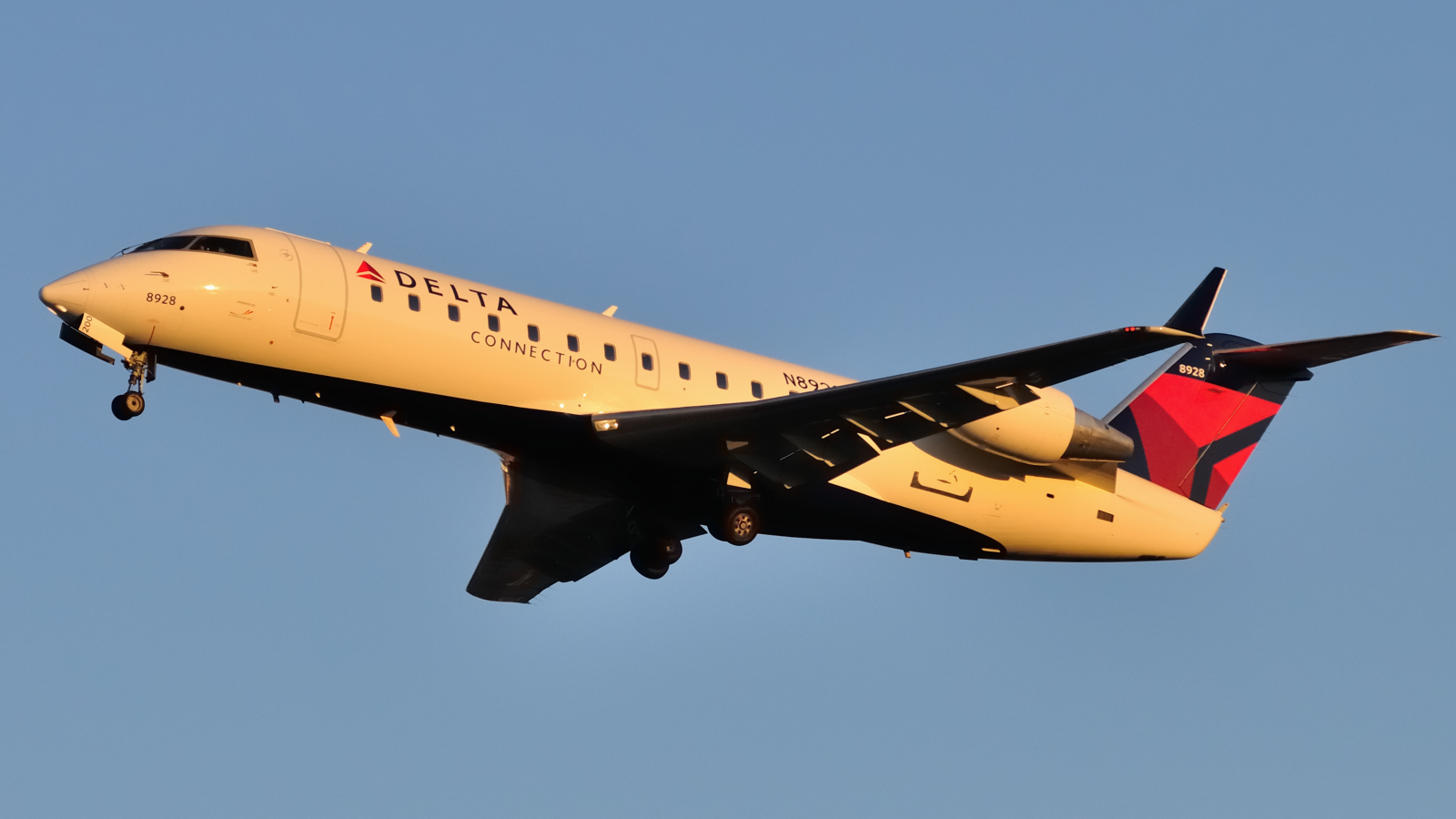 N8928A (7928) Bombardier CRJ-200