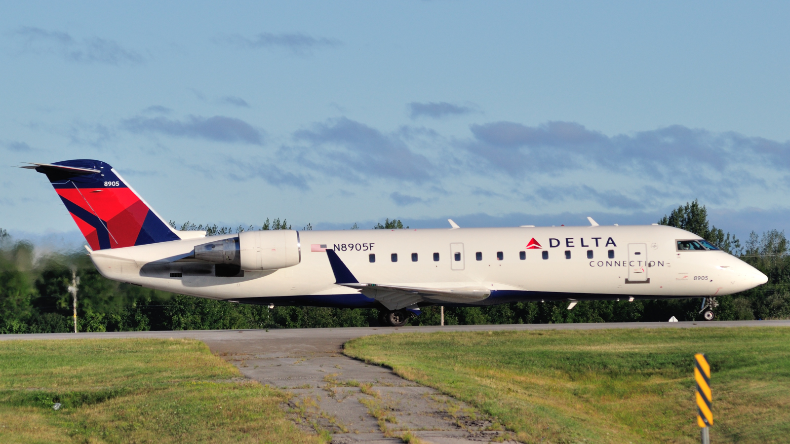 N8905F (7905) Bombardier CRJ-200