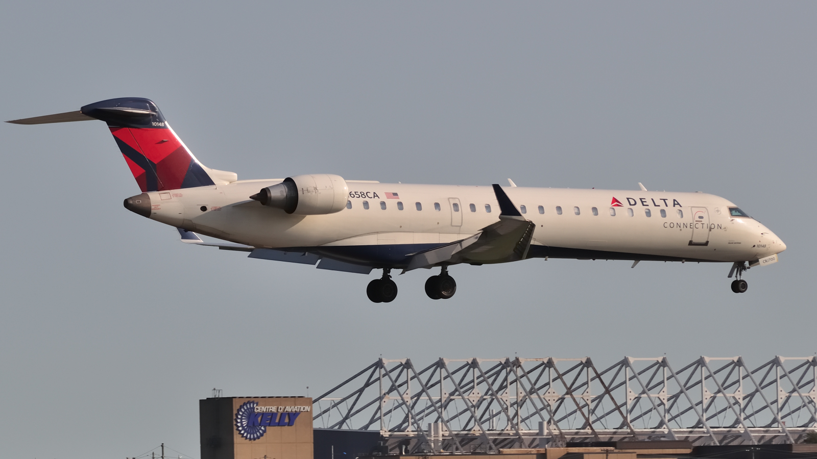 N658CA (10148) Bombardier CRJ-701