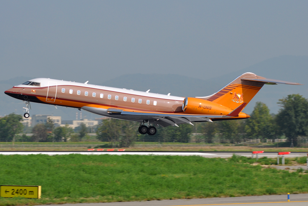M-UNIS (9371) 2010 Bombardier Global Express XRS
