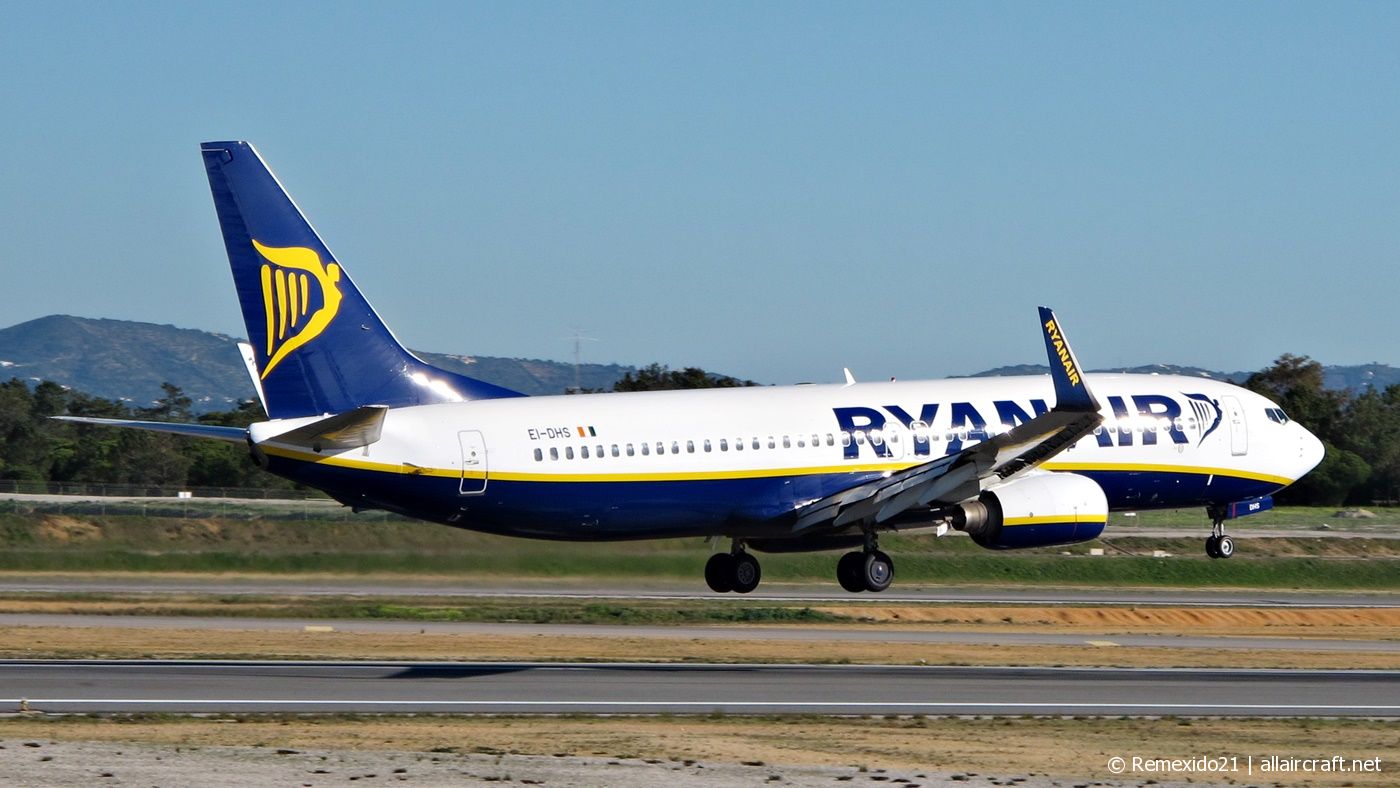 EI-DHS (33580) 2005 Boeing 737-8AS(WL)