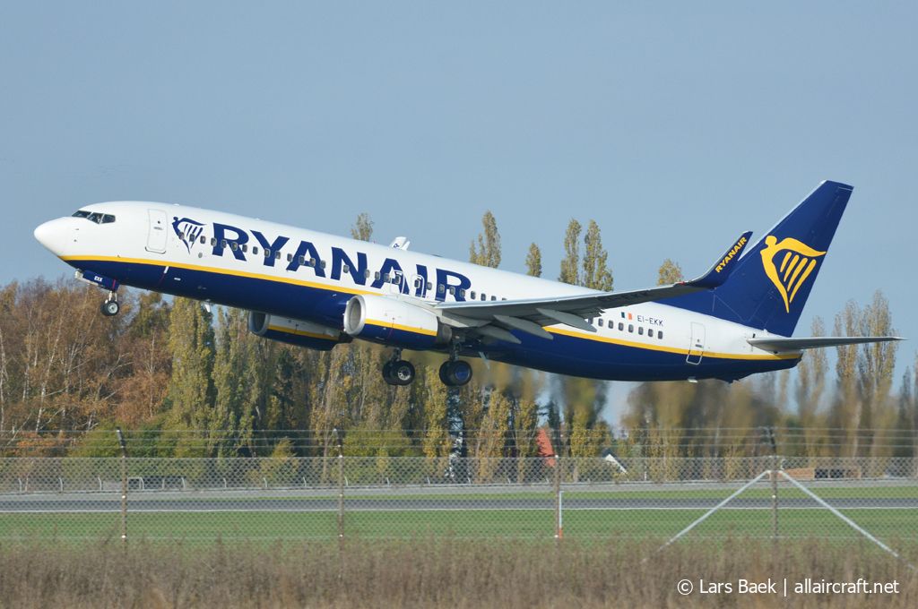 EI-EKK (38500) 2010 Boeing 737-8AS(WL)