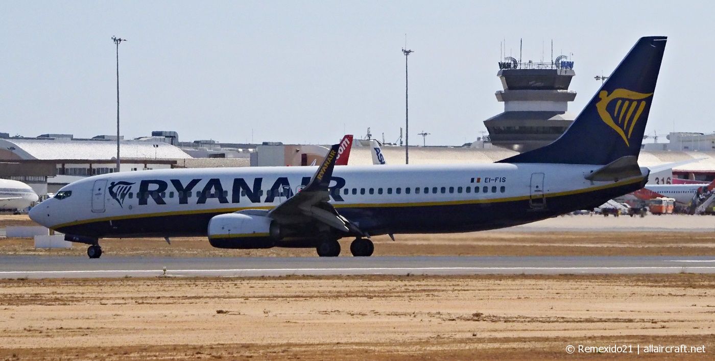 EI-FIS (44704) 2015 Boeing 737-8AS (WL)