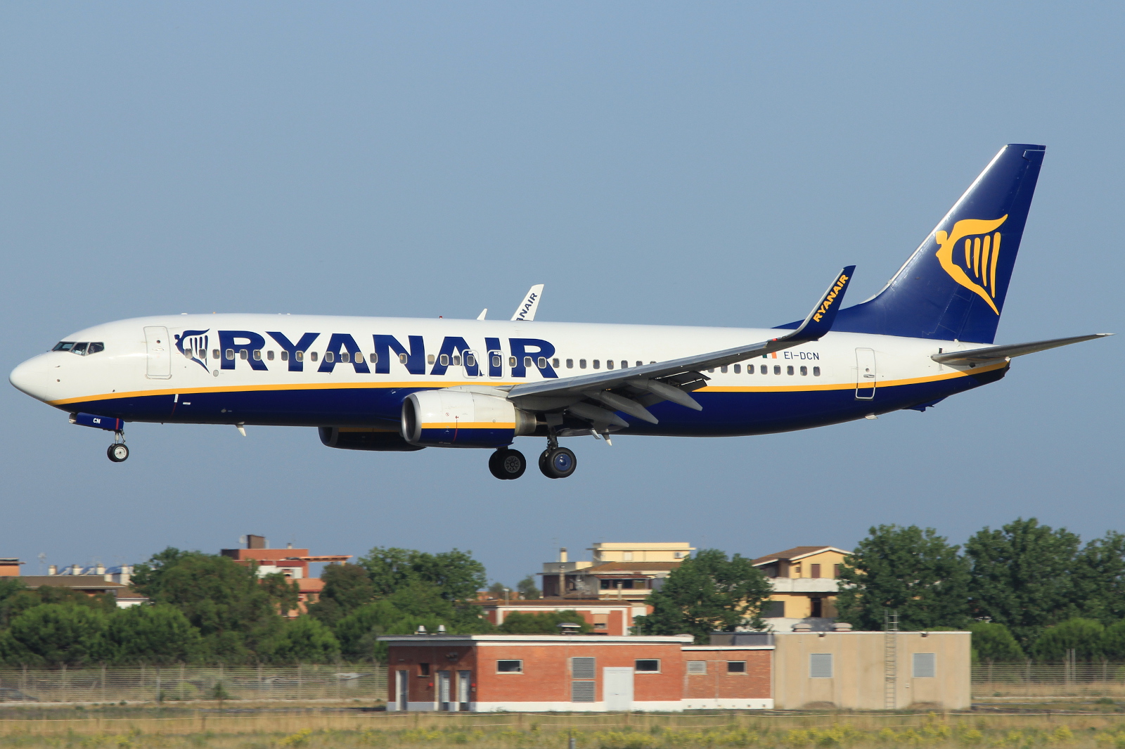 EI-DCN (33808) 2004 Boeing 737-8AS WL