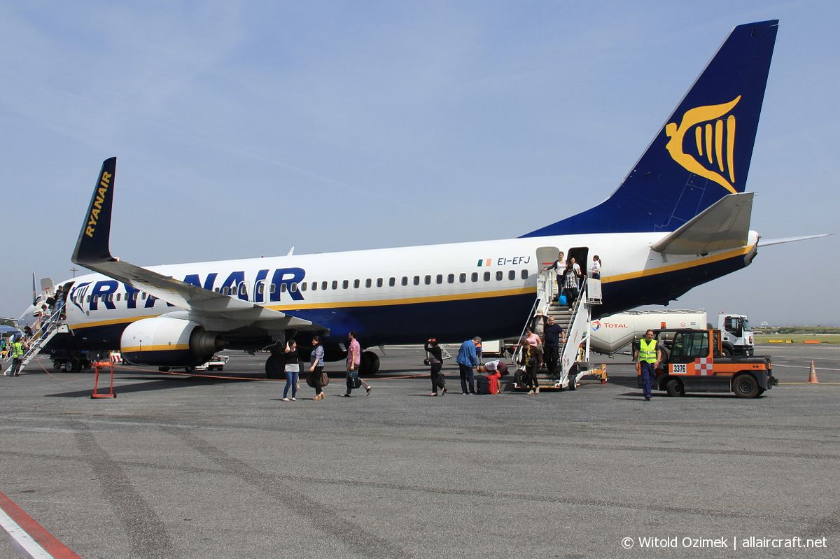 EI-EFJ (37356) 2009 Boeing 737-8AS(WL)