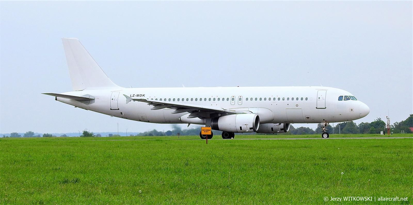 LZ-MDK (1422) 2001 Airbus A320-232