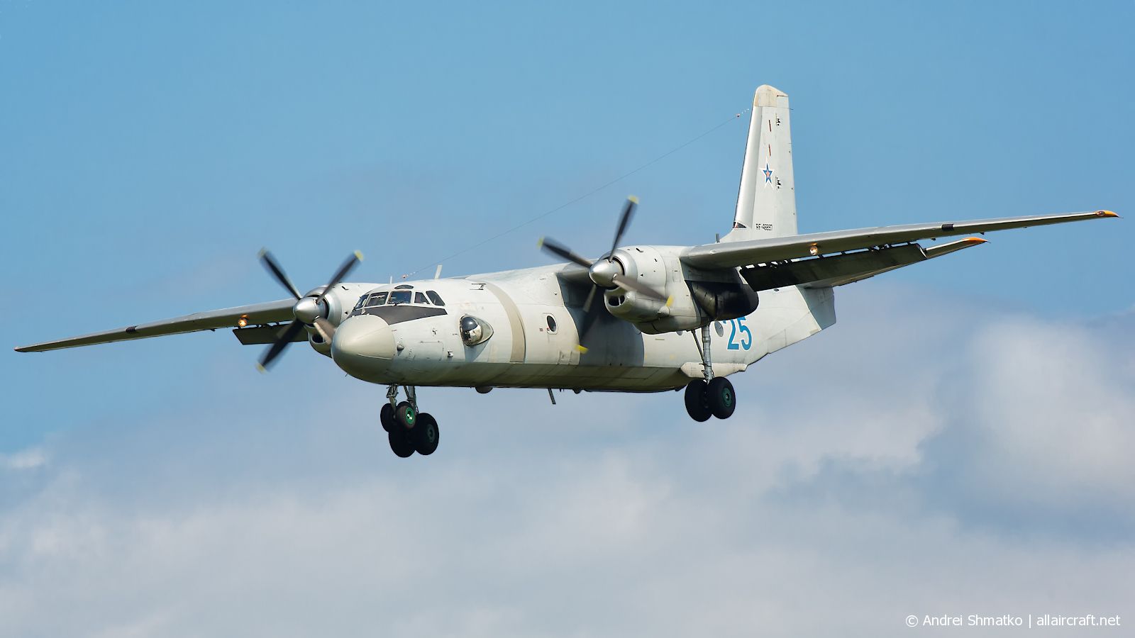 RF-46897 (5902) 1977 Antonov An-26