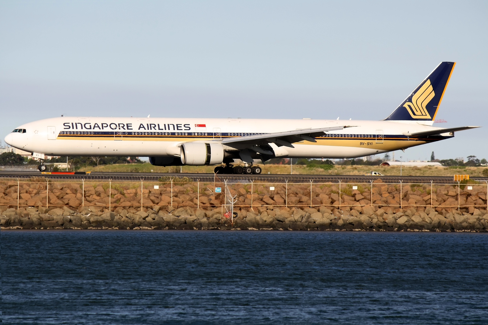 9V-SYI (32327) 2004  Boeing 777-312
