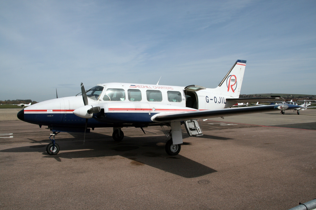 G-OJIL (31-7652175) 1976 Piper PA-31-350 Navajo Chieftain