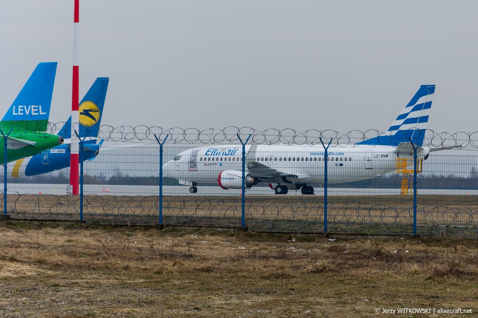 LZ-BVM (29100) 1998 Boeing 737-31S(WL)