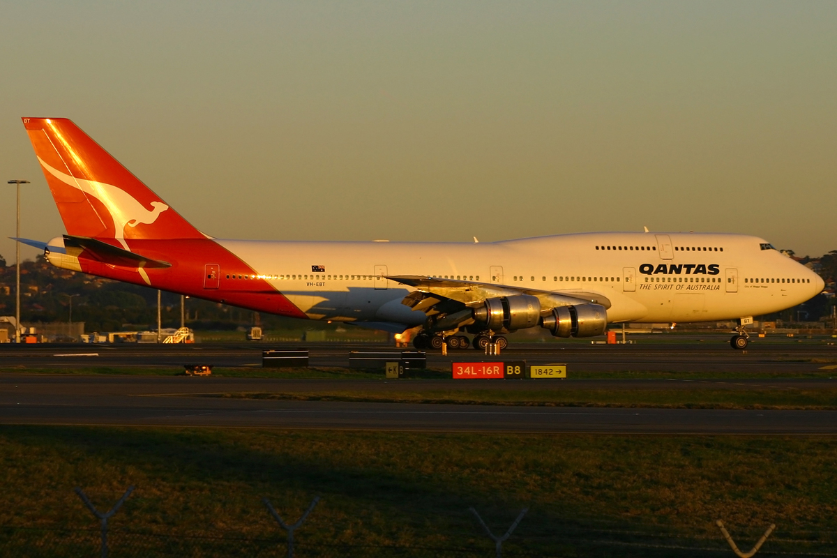 VH-EBT (23222) 1984 Boeing 747-338